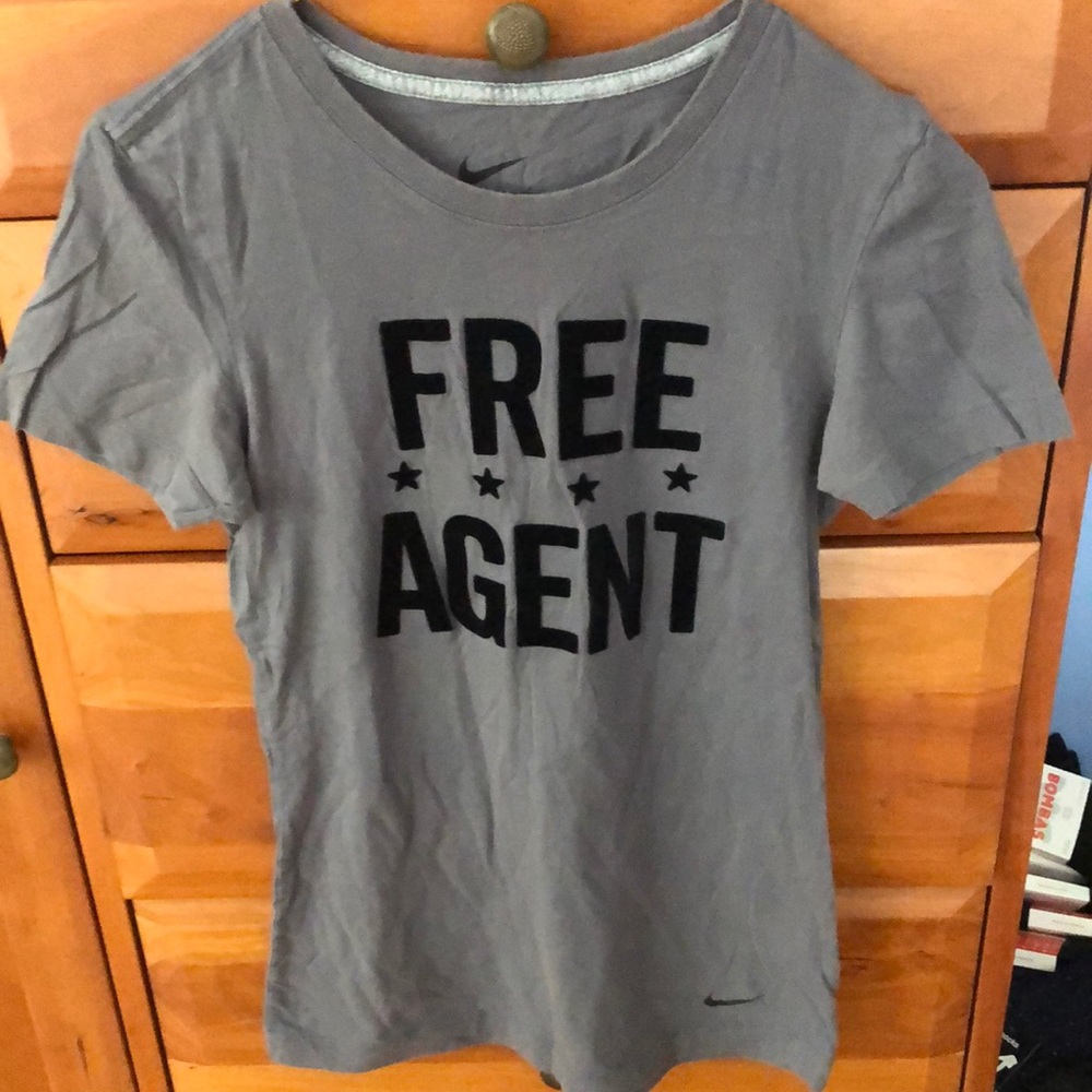 Women Nike Free Agent t-shirt. Letters/stars are raised velvet letters. Size S
